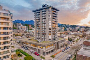 Hollyburn Plaza in West Vancouver, BC - Building Photo