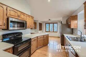 739 Ashley Dr in Chaska, MN - Building Photo - Building Photo