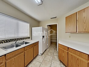 7815 Fossil Banks in San Antonio, TX - Building Photo - Building Photo
