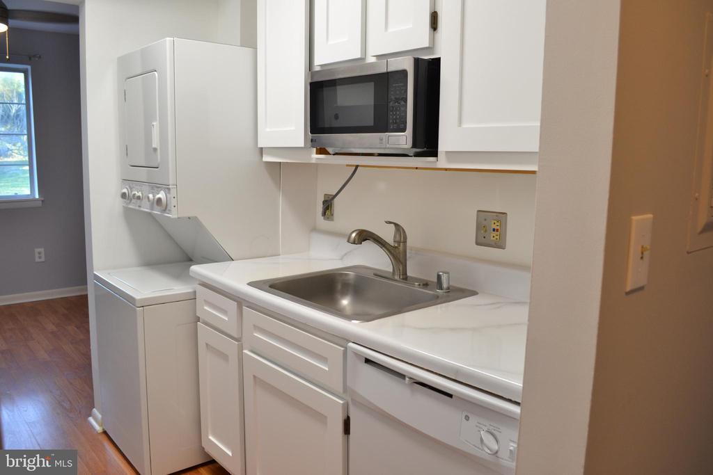 1523 Colonial Dr in Woodbridge, VA - Building Photo