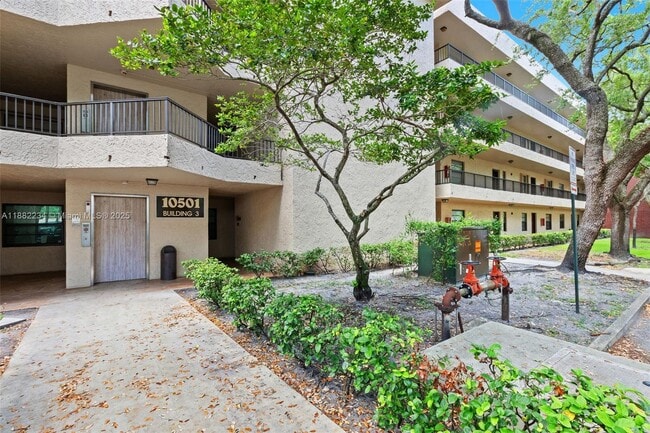 10501 W Broward Blvd in Fort Lauderdale, FL - Foto de edificio - Building Photo