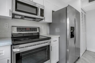 164 Riviera Cir in Weston, FL - Building Photo - Building Photo