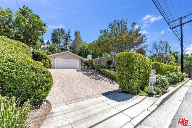 23264 Calvert St in Los Angeles, CA - Building Photo - Building Photo