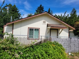 859 Redway Dr in Redway, CA - Building Photo