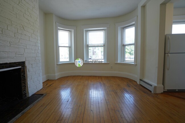 1322 Commonwealth Ave in Boston, MA - Building Photo - Building Photo