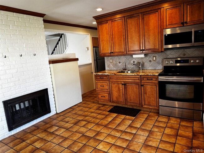 12 Elves Ln in Levittown, NY - Building Photo - Building Photo