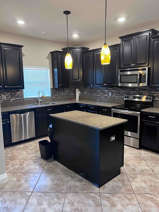 10808 Whitecap Dr in Riverview, FL - Building Photo
