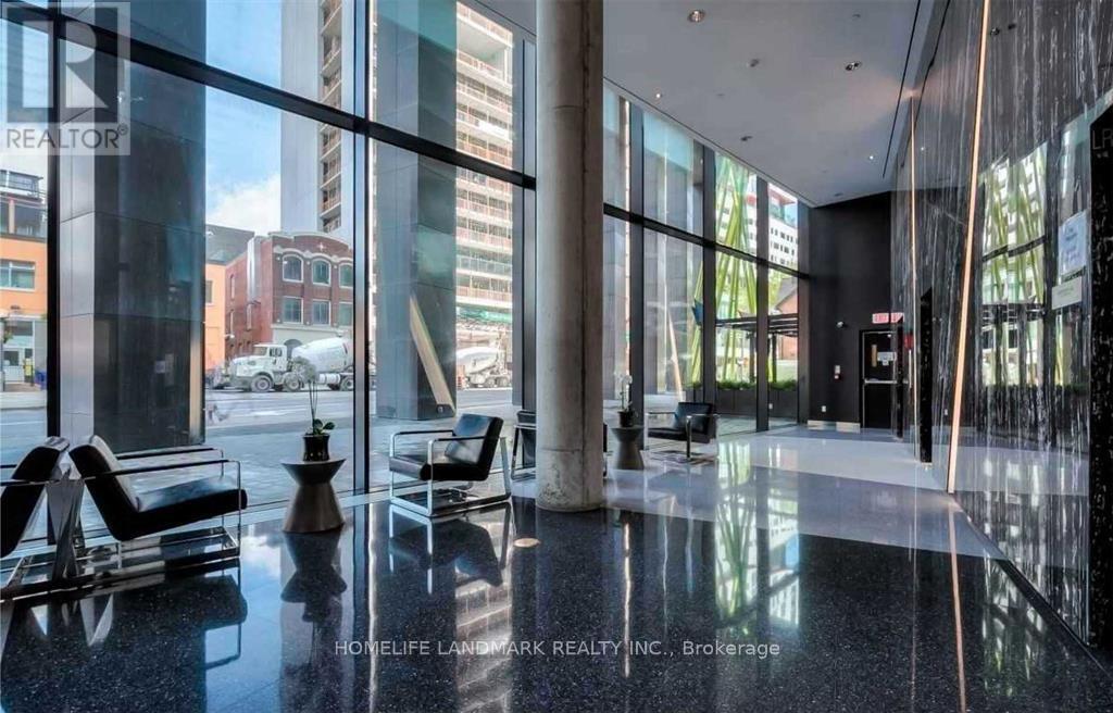 125-2125 Peter St in Toronto, ON - Building Photo