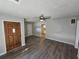 5831 Belneath St in Houston, TX - Building Photo