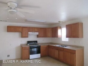 4207 Manor St-Unit -Unit A in Bakersfield, CA - Foto de edificio - Building Photo