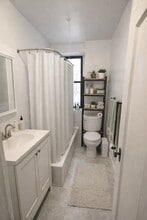 Payson Avenue, Unit 1F in New York, NY - Foto de edificio - Building Photo