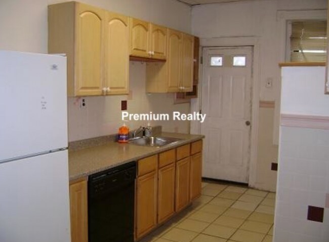 6 Linden St, Unit 1 in Boston, MA - Foto de edificio - Building Photo