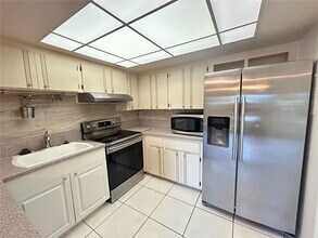 16 Toledo Ct in Davie, FL - Building Photo - Building Photo