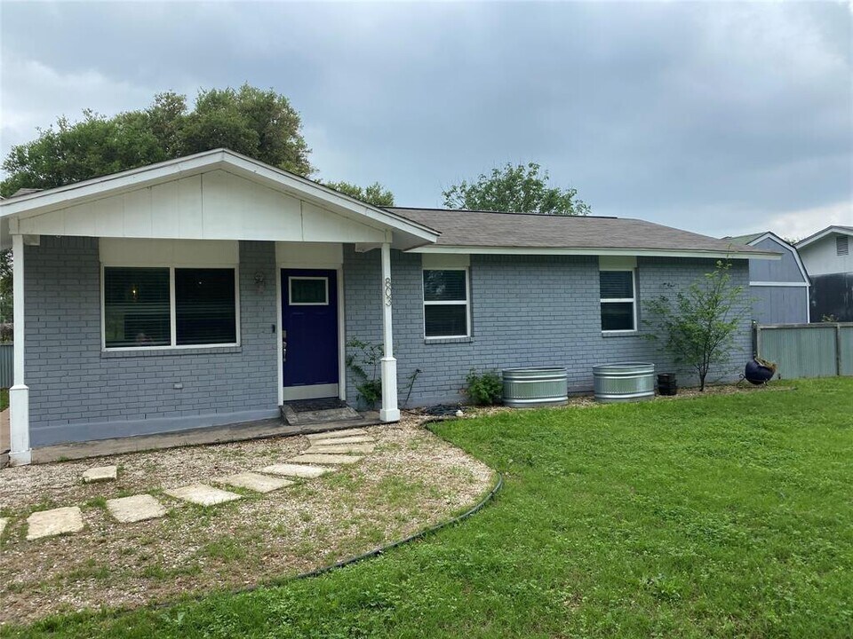 803 Laurel St in Bastrop, TX - Building Photo