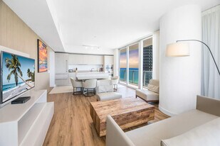 4011 S Ocean Dr in Hollywood, FL - Building Photo