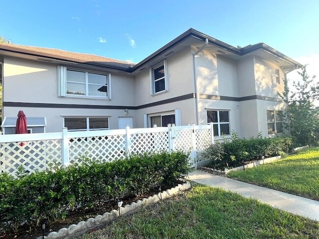 7 Amherst Ct in Royal Palm Beach, FL - Foto de edificio - Building Photo