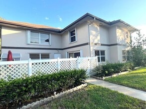 7 Amherst Ct in Royal Palm Beach, FL - Building Photo - Building Photo