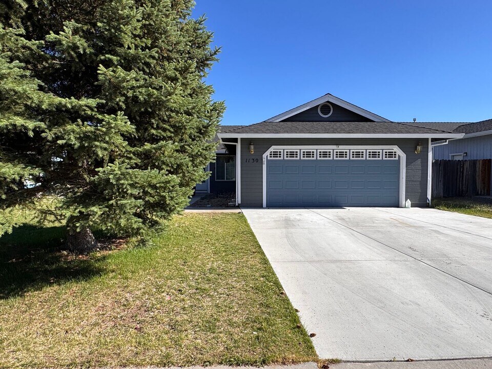 1130 Shadow Mountain Dr in Susanville, CA - Building Photo