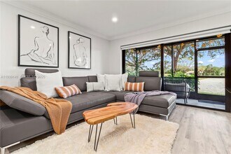 9001 Jacaranda Ln in Plantation, FL - Building Photo - Building Photo