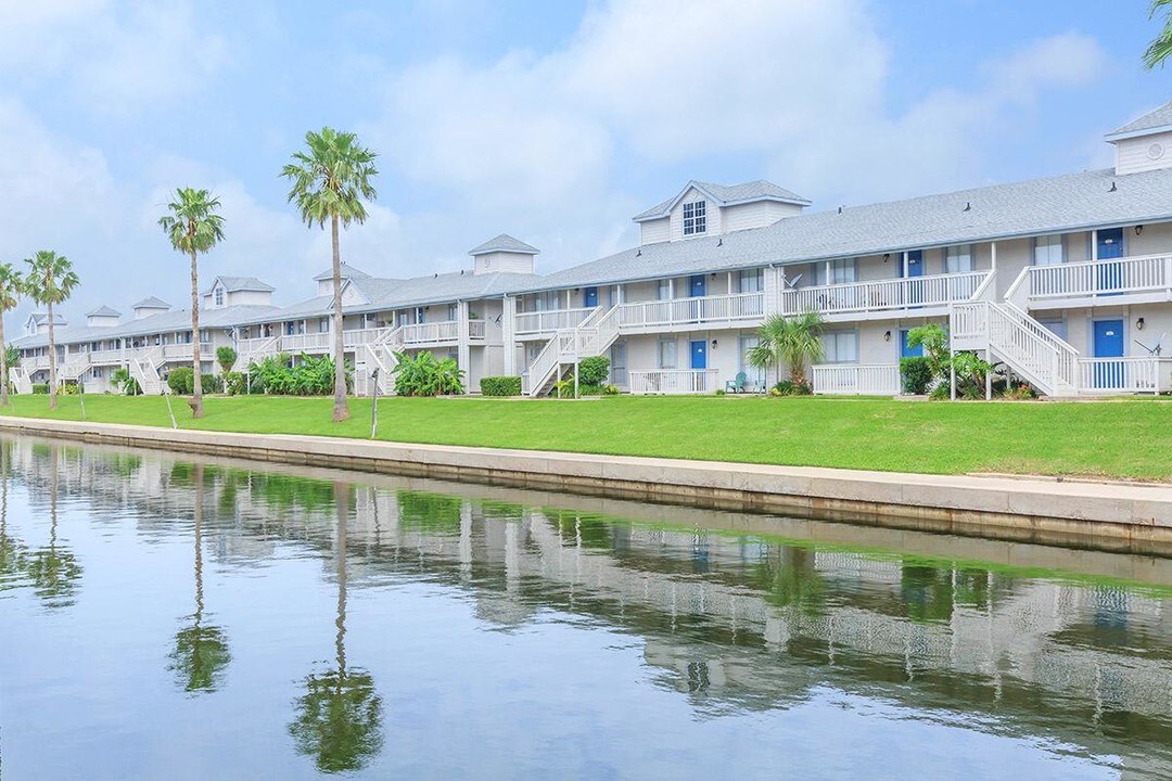 Island bay Resort Apartments in Galveston, TX - Building Photo