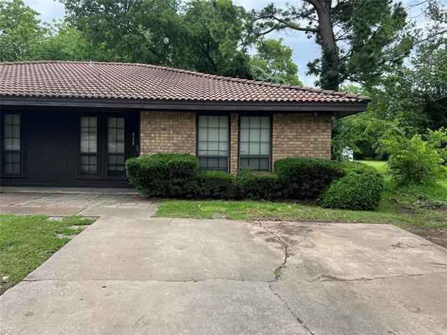 425 W Pelton St in Sherman, TX - Building Photo