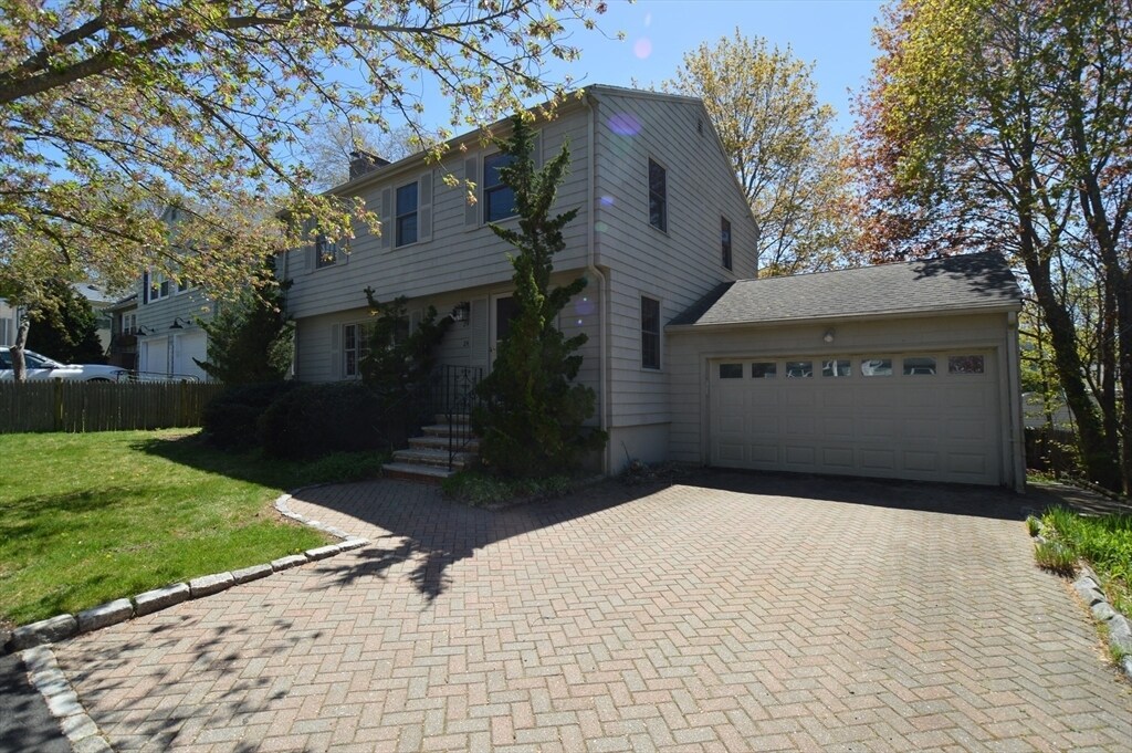 24 Beverly Ave in Marblehead, MA - Building Photo