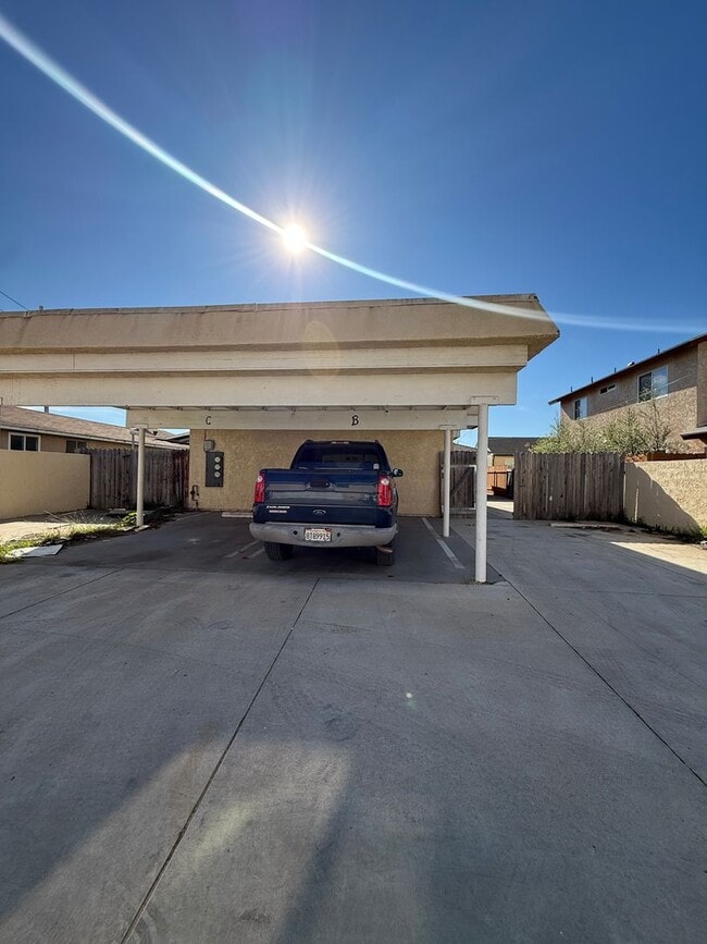 717 E Boone St in Santa Maria, CA - Foto de edificio - Building Photo