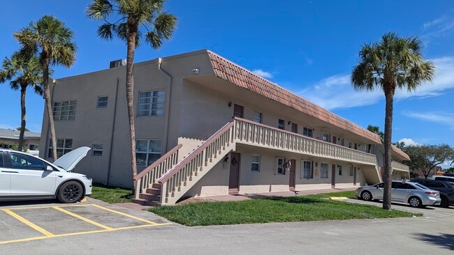 3777 NW 78th Ave, Unit 14F in Hollywood, FL - Foto de edificio - Building Photo