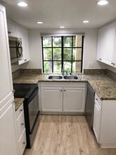 25581 Indian Hill Ln, Unit G in Laguna Hills, CA - Building Photo - Building Photo