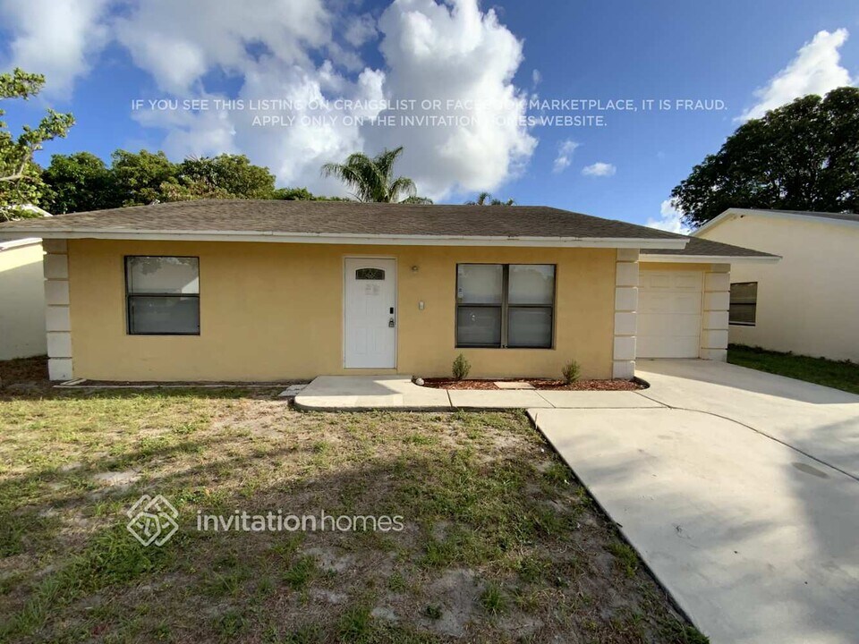 5885 Eddy Ct in Greenacres, FL - Building Photo