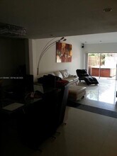 546 NE 199th Ln in Miami, FL - Building Photo - Building Photo