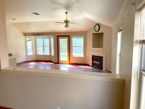 218 Sunshadow Dr in Lockhart, TX - Foto de edificio - Building Photo