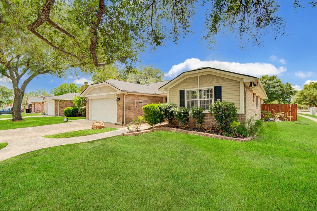 7702 Tierra Verde Dr in Houston, TX - Foto de edificio