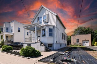 241 Maple St in Secaucus, NJ - Building Photo