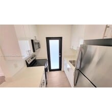 681 NW 30th St in Miami, FL - Foto de edificio - Building Photo