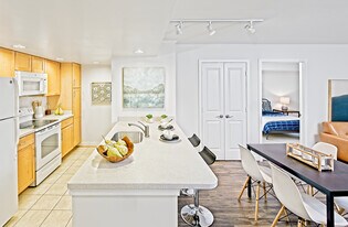 Thomas Court in Arlington, VA - Building Photo