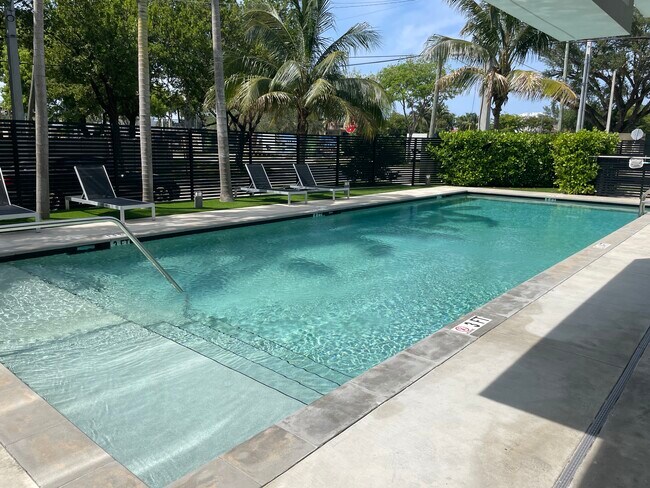 13800 Highland Dr, Unit 409 in North Miami Beach, FL - Building Photo - Building Photo