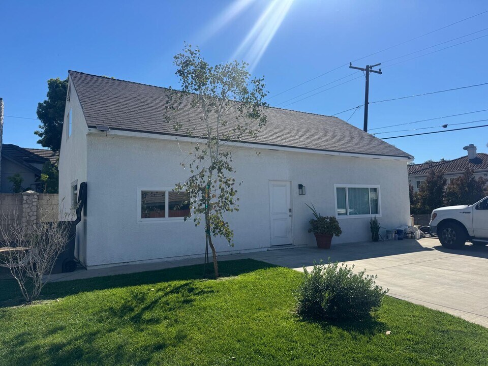 18851 Fairhaven Ave in North Tustin, CA - Building Photo