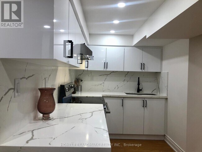 95 Dewpoint Rd in Vaughan, ON - Building Photo - Building Photo