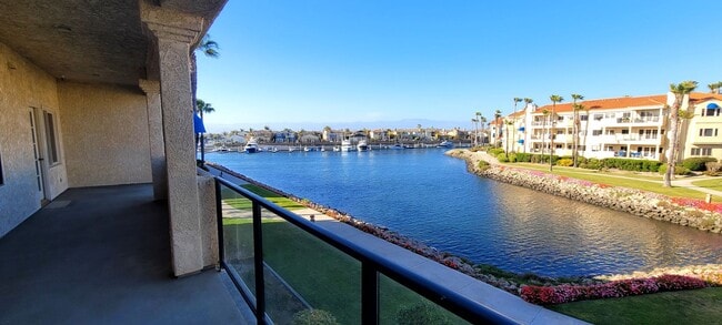 1806 Emerald Isle Way in Oxnard, CA - Building Photo - Building Photo