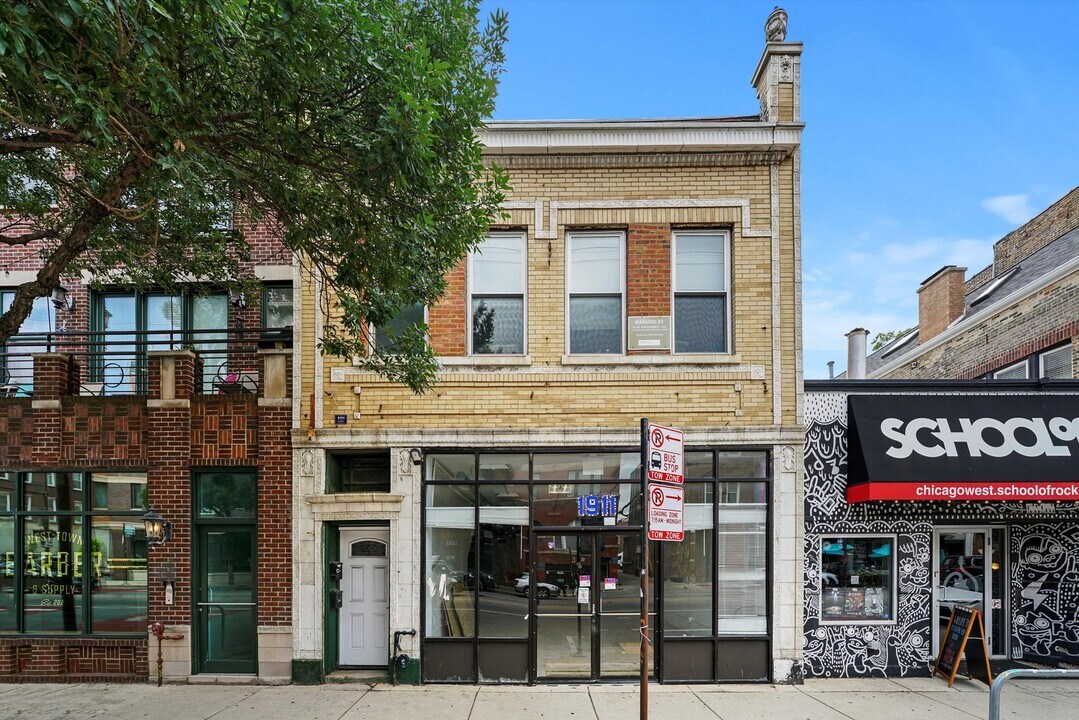 1911 W Chicago Ave in Chicago, IL - Building Photo