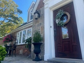 214 Covert Ave in Floral Park, NY - Building Photo - Building Photo