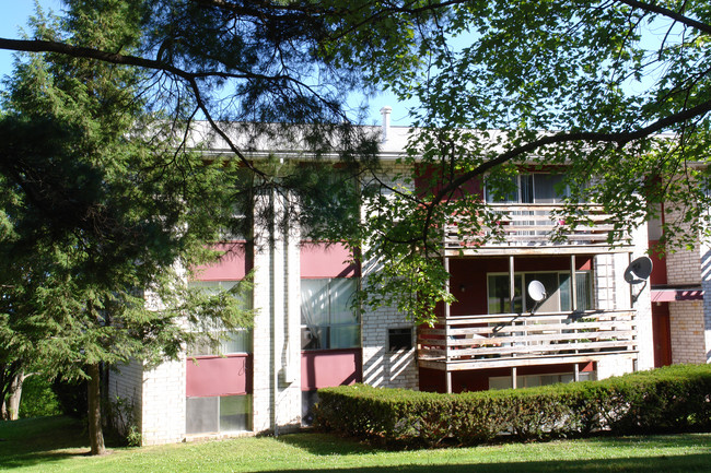 Riviera Ridge Apartments in Vestal, NY - Foto de edificio - Building Photo