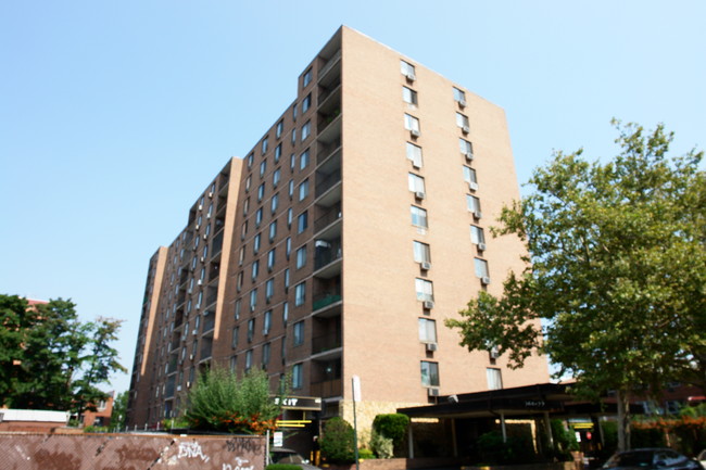 Wisteria Plaza in Flushing, NY - Building Photo - Building Photo