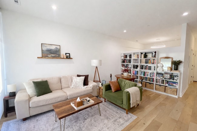 4513 N Clark St, Unit 304 in Chicago, IL - Foto de edificio - Building Photo