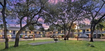 Cross Oaks Apartments in Fort Walton Beach, FL - Building Photo