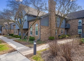 11 Foxcroft Rd, Unit 115 in Naperville, IL - Building Photo