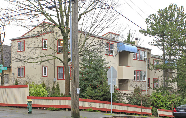 2000 E Spruce St in Seattle, WA - Foto de edificio - Building Photo