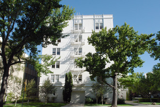 The Chateau Apartments in Burlingame, CA - Foto de edificio - Building Photo