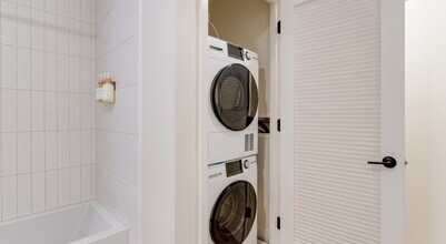 215 Grove St, Unit 806 in Jersey City, NJ - Foto de edificio - Building Photo